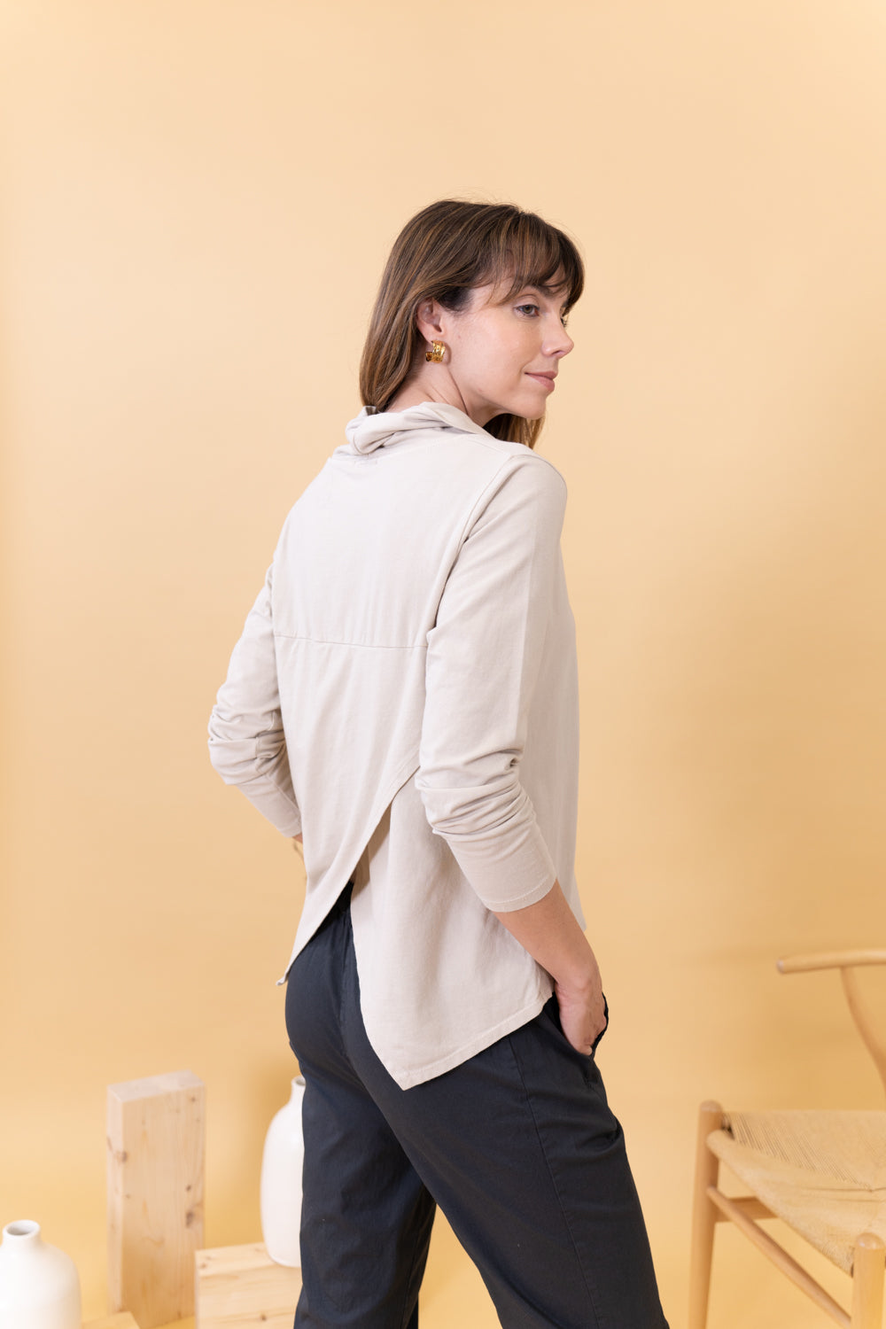 MODELO CON JERSEY ALGODÓN ECRU DE ESPALDAS