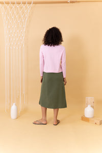 MODELO DE ESPALDAS CON JERSEY ROSA