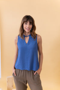 MODELO CON BLUSA AZUL AURA