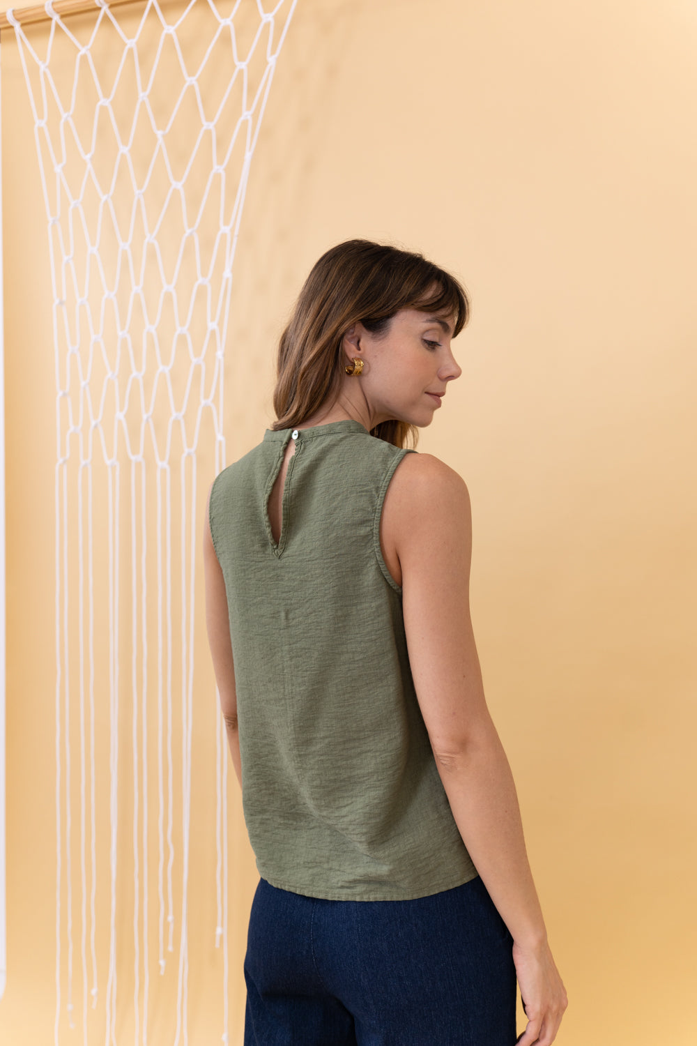 MODELO DE ESPALDAS CON TOP AURA OLIVA