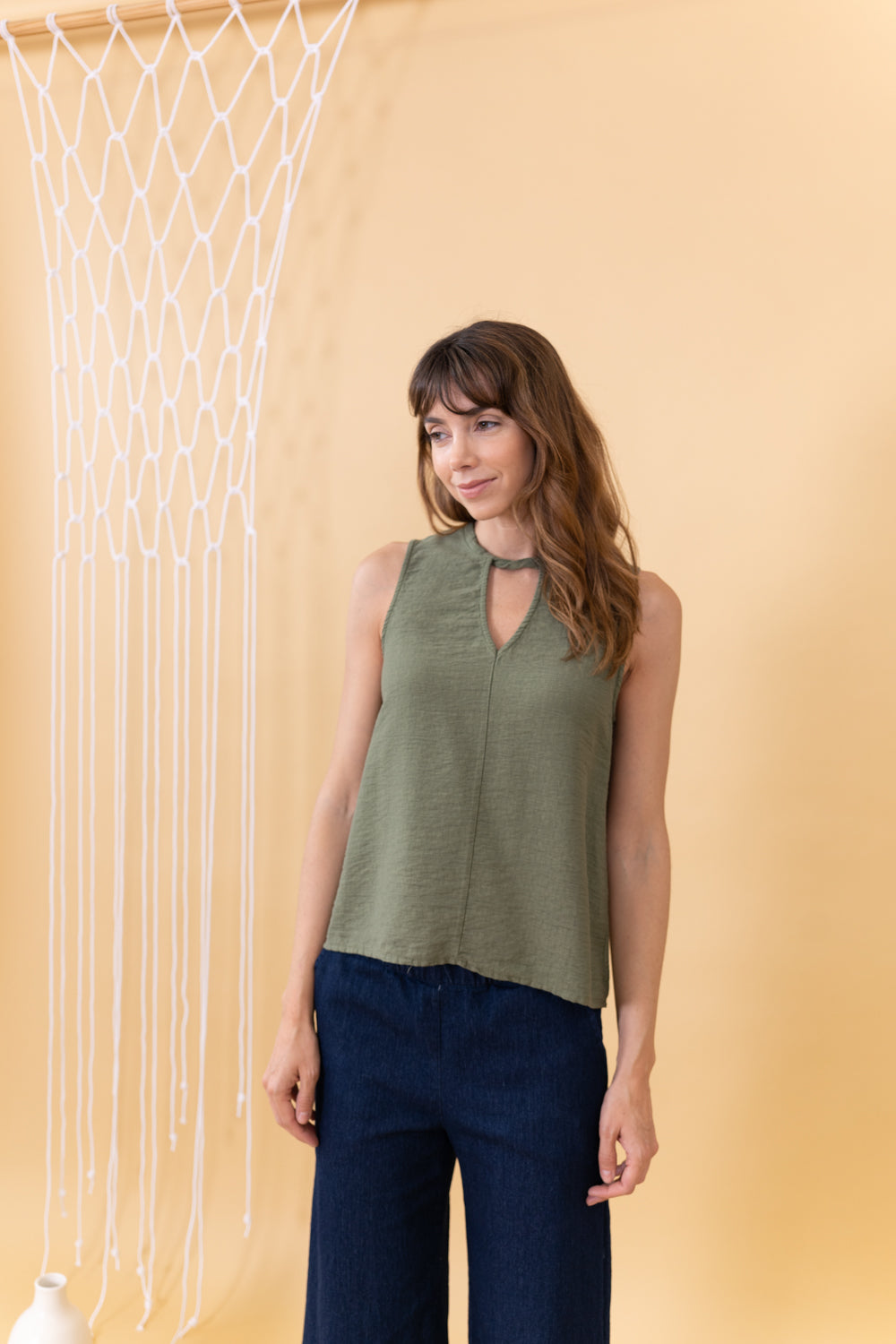 MODELO DE FRENTE CON TOP AURA OLIVA