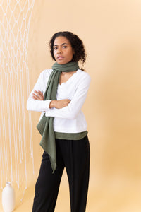 MODELO CON FOULARD VERDE