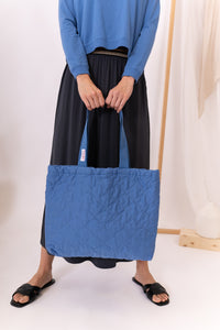 MODELO SUJETANDO BOLSO BRAID