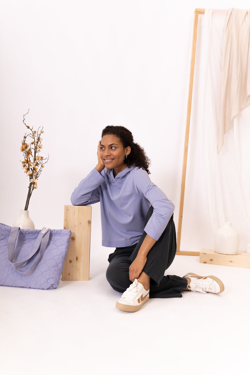 MODELO SENTADA CON BOLSO BRAID LAVANDA