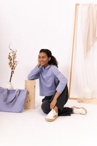 MODELO SENTADA CON BOLSO BRAID LAVANDA