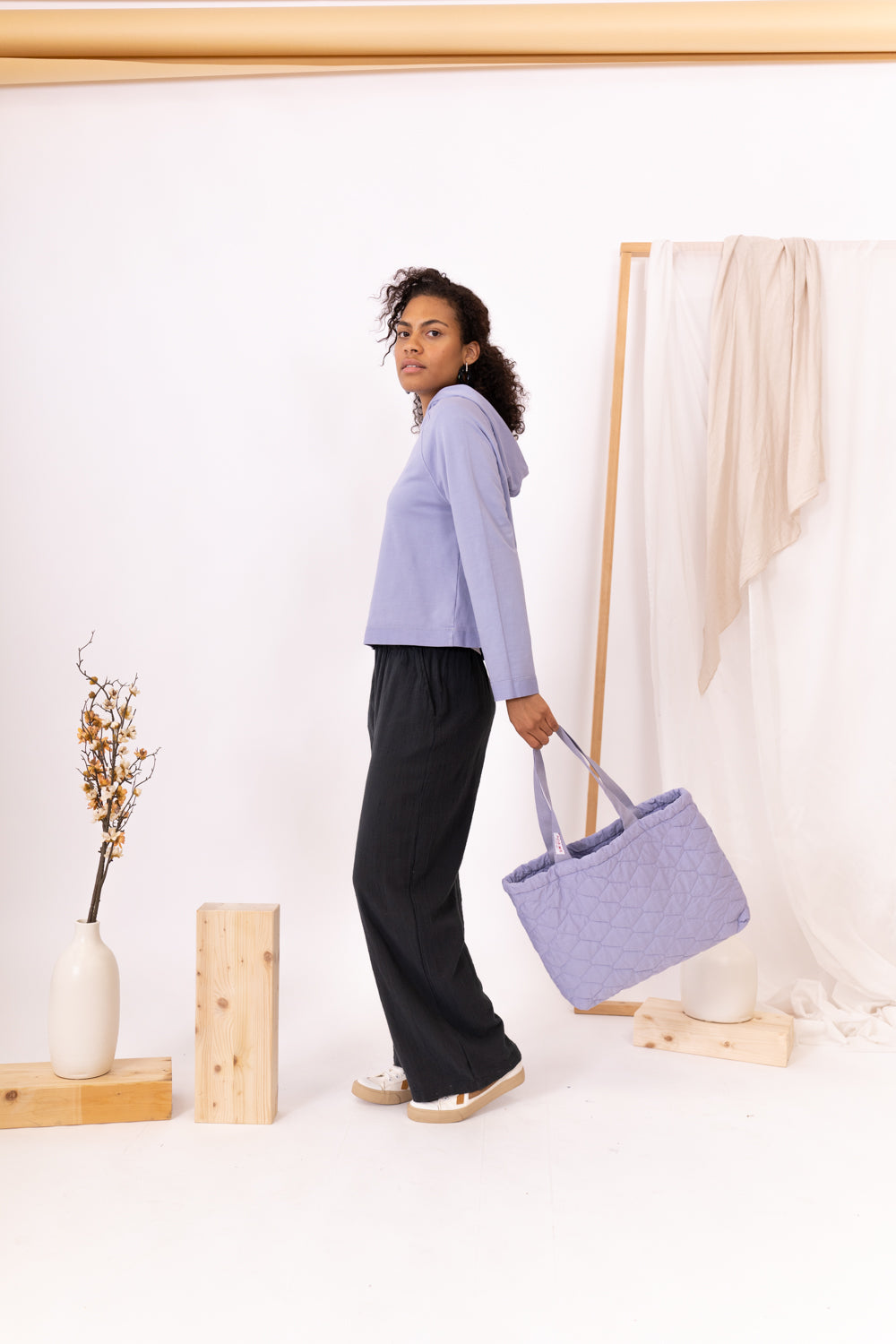 MODELO SUJETANDO BOLSO BRAID LAVANDA