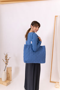 MODELO DE ESPALDAS CON BOLSO BRAID AZUL