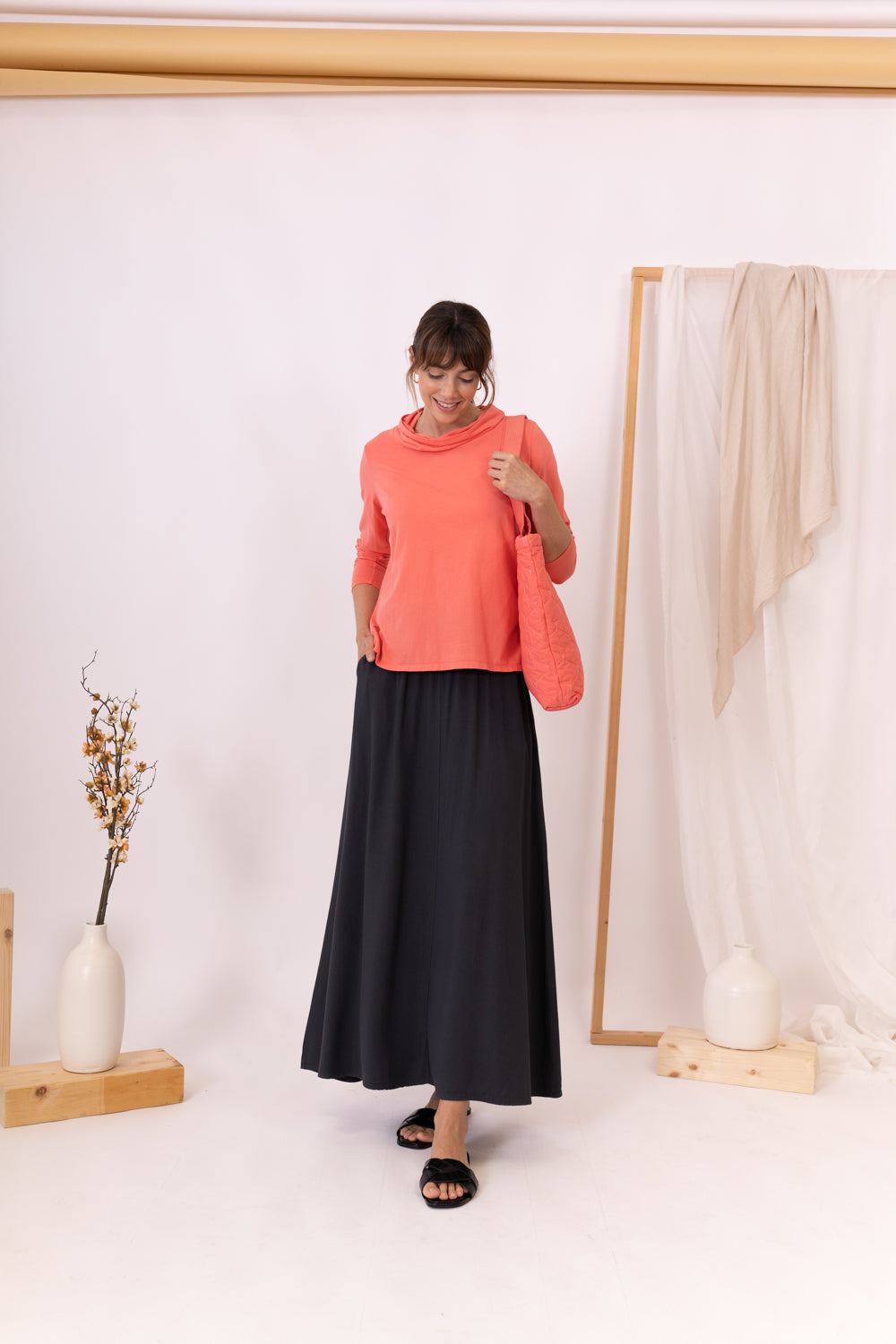 MODELO CON JERSEY BRIDGE CORAL