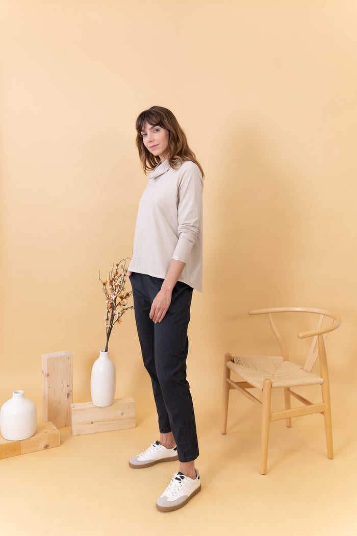 MODELO CON JERSEY ALGODÓN ECRU