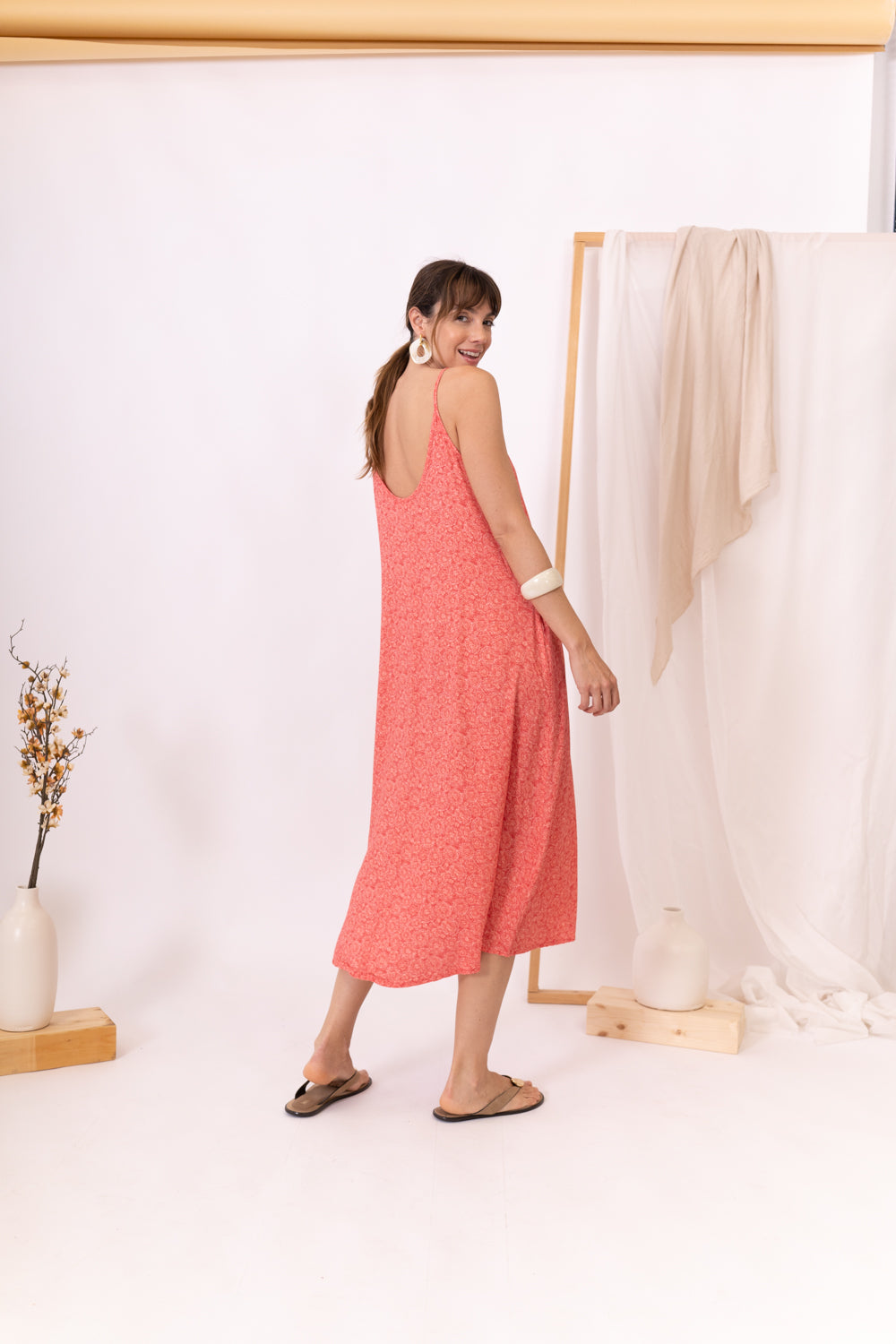 MUJER DE ESPALDAS CON VESTIDO TIRANTES CORAL