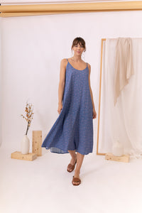 MUJER CON VESTIDO DE TIRANTES AZUL ESTAMPADO