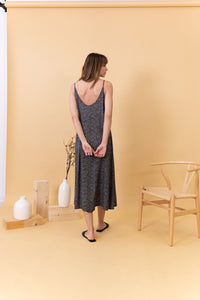 MODELO CON VESTIDO NEGRO ESTAMPADO DE ESPALDA