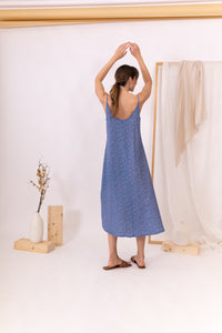 MODELO GIRANDO CON VESTIDO DE TIRANTES AZUL ESTAMPADO