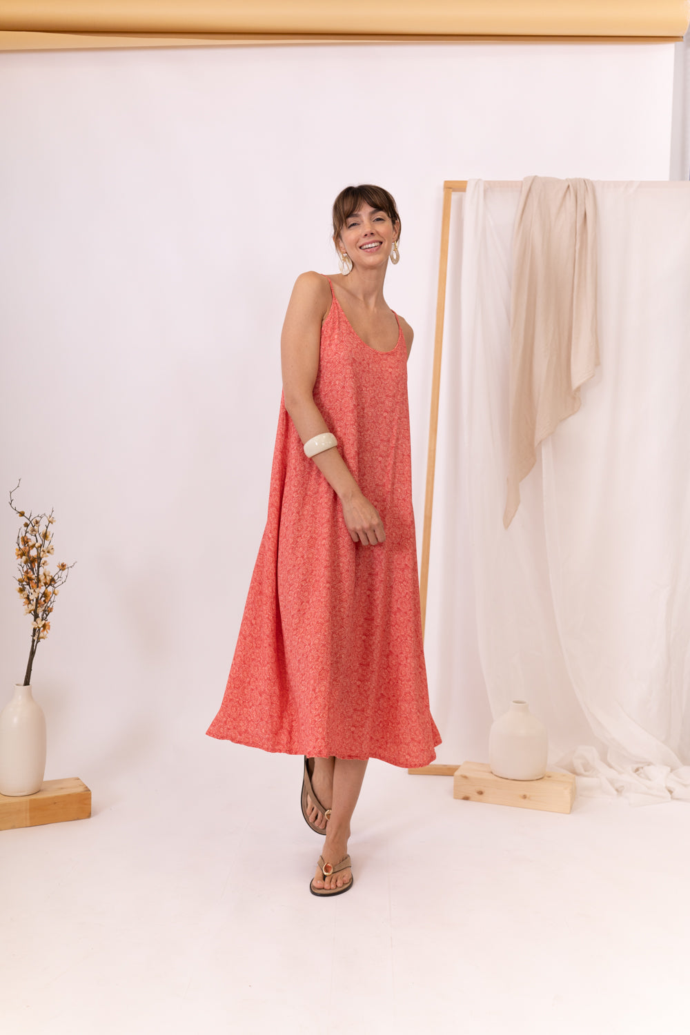 MODELO CON VESTIDO TIRANTES CORAL ESTAMPADO