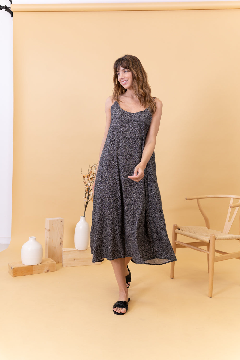 MUJER CON VESTIDO NEGRO TIRANTES ESTAMPADO