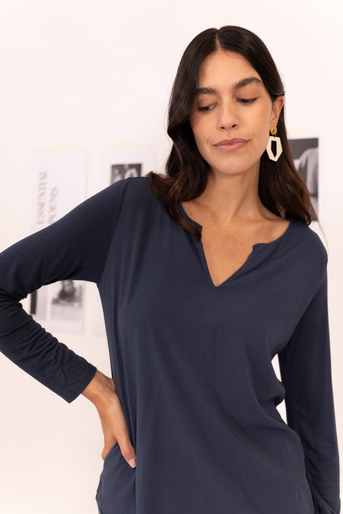 CAMISETA CUELLO PICO VISCOSA