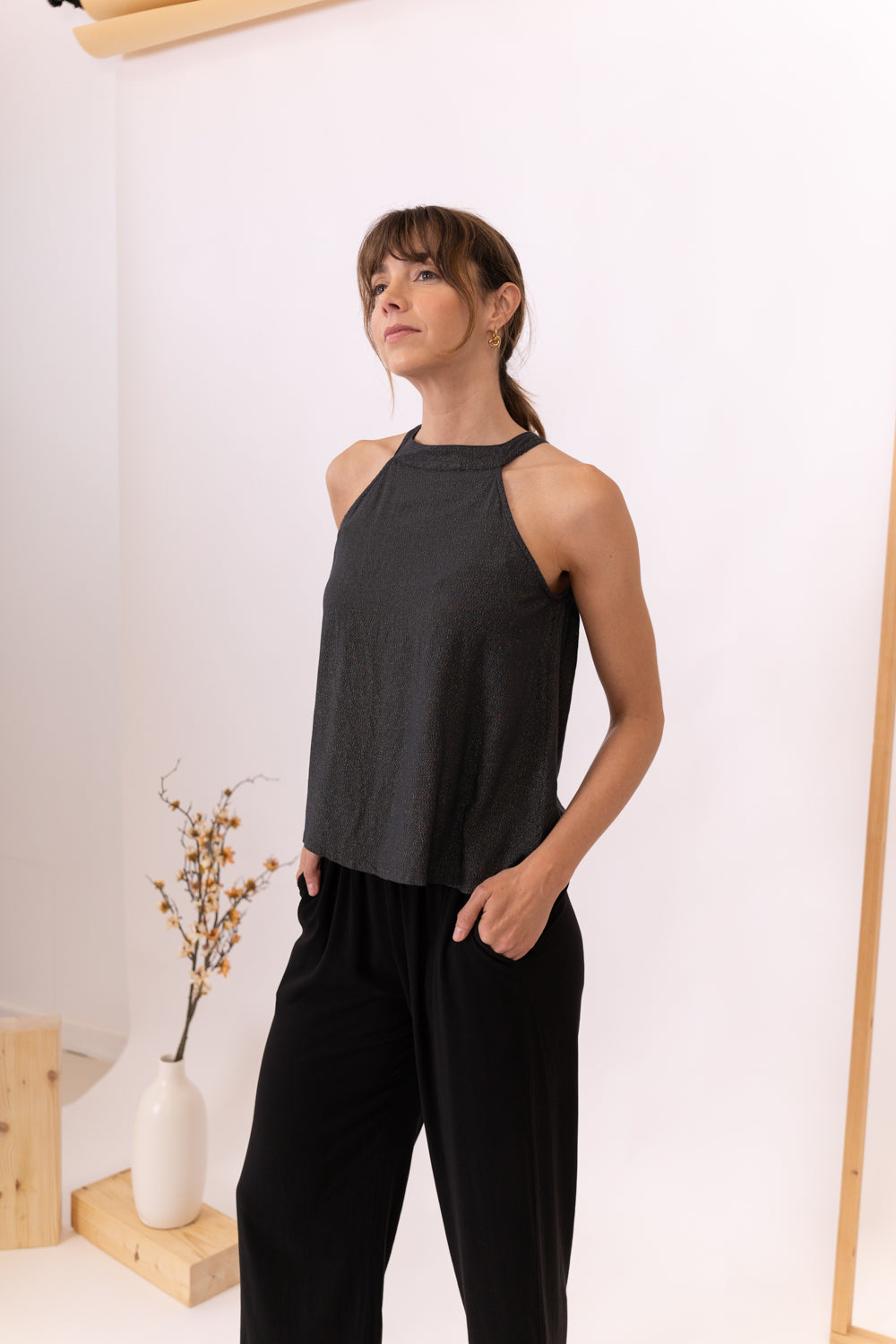 MUJER CON TOP HALTER ANTRACITA LUREX