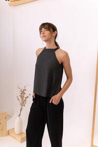 MUJER CON TOP HALTER ANTRACITA LUREX