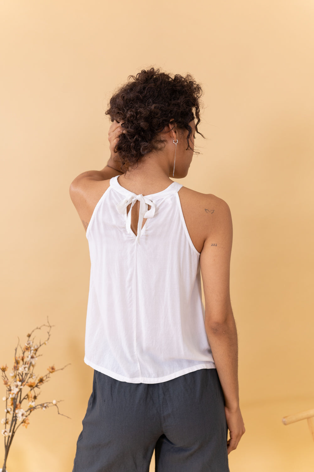 MODELO DE ESPALDAS CON TOP HALTER CON LAZO