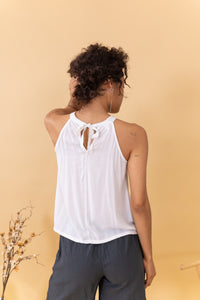 MODELO DE ESPALDAS CON TOP HALTER CON LAZO