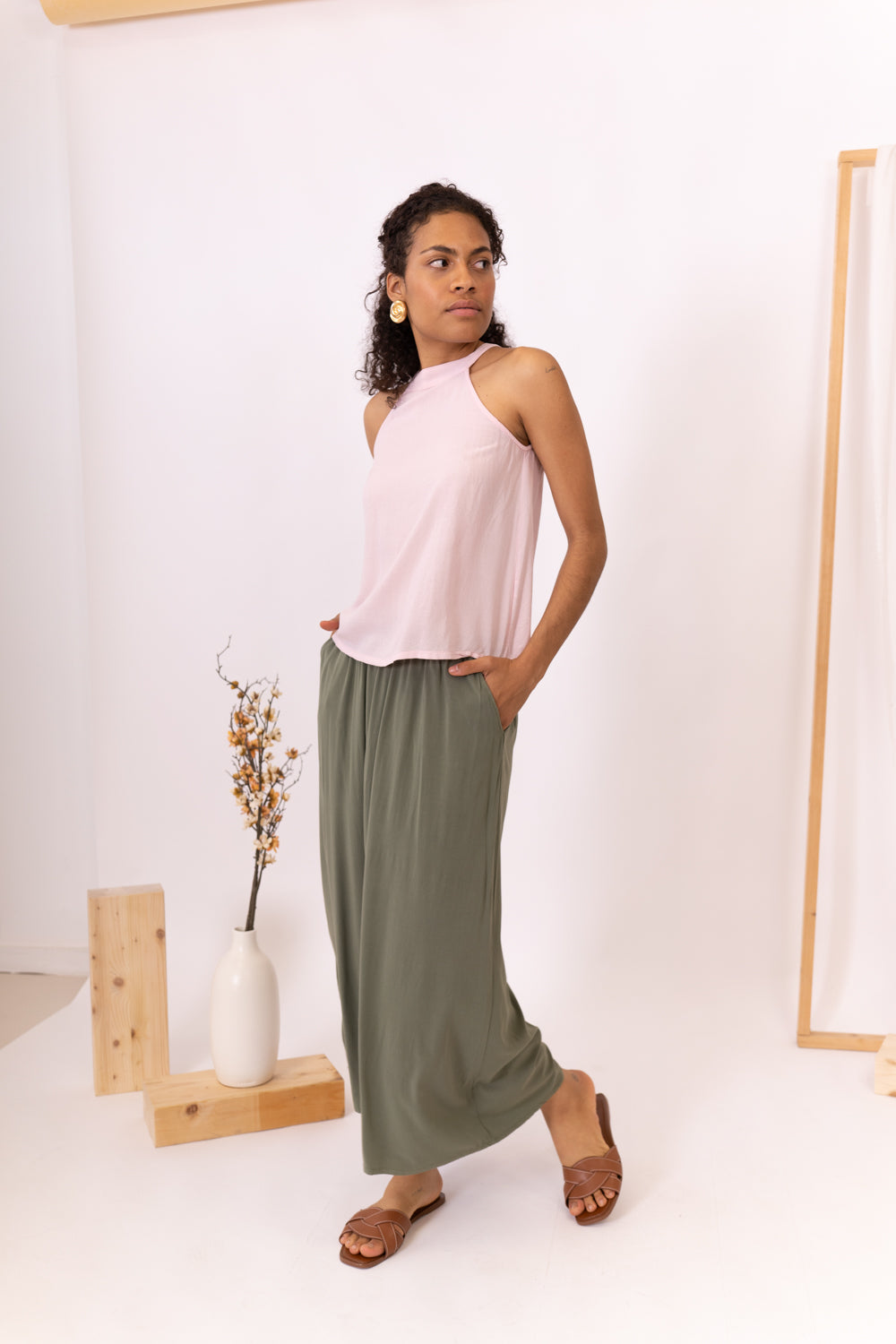 MUJER CON TOP ROSA Y FALDA VERDE