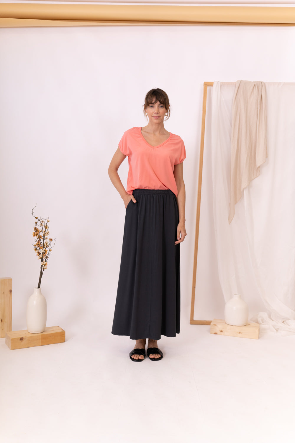 MODELO DE FRENTE CON FALDA ANTRACITA SWAY