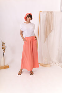 MODELO CON FALDA CORAL SWAY