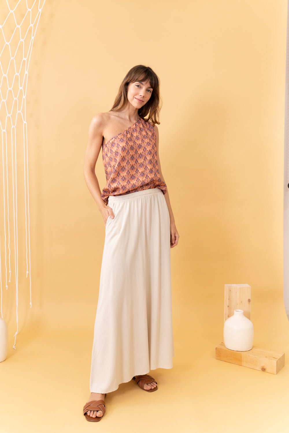 MODELO CON FALDA SWAY ECRU