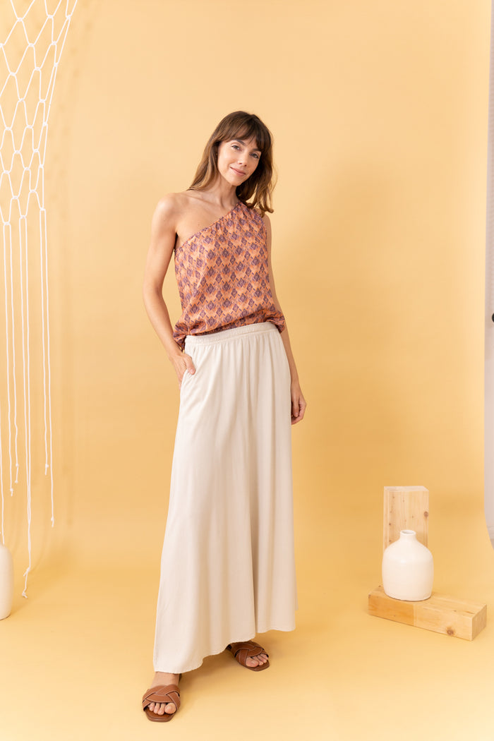 MODELO CON FALDA SWAY ECRU