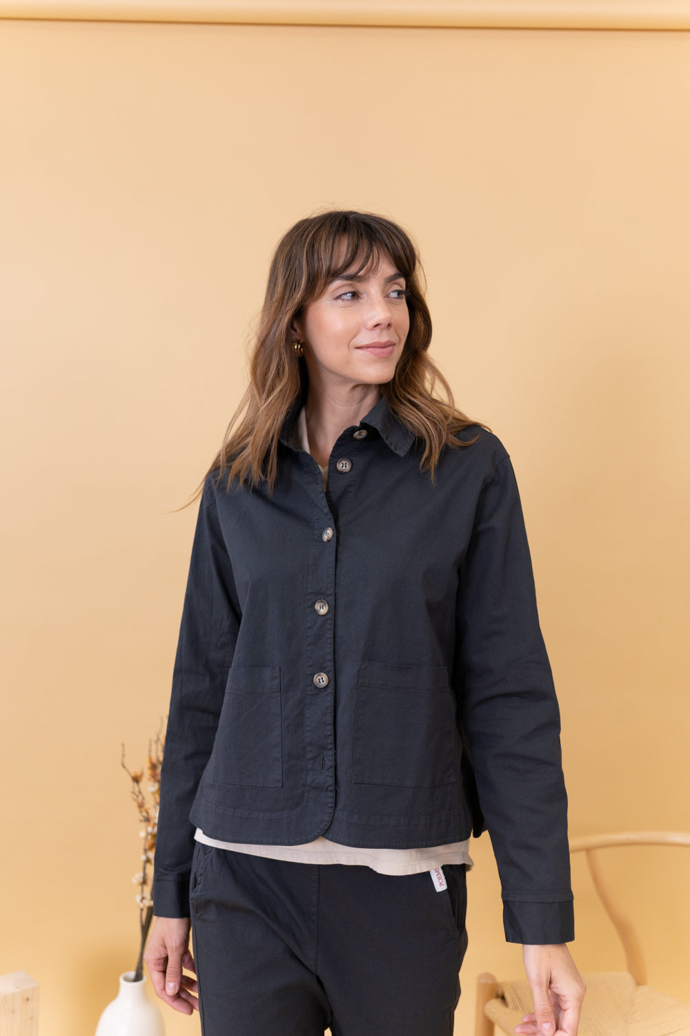 MUJER CON CHAQUETA ANTRACITA