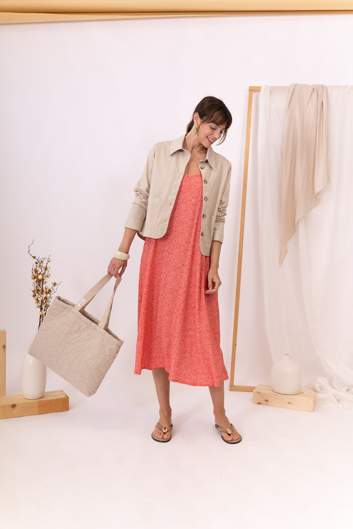 MUJER CON VESTIDO Y CHAQUETA