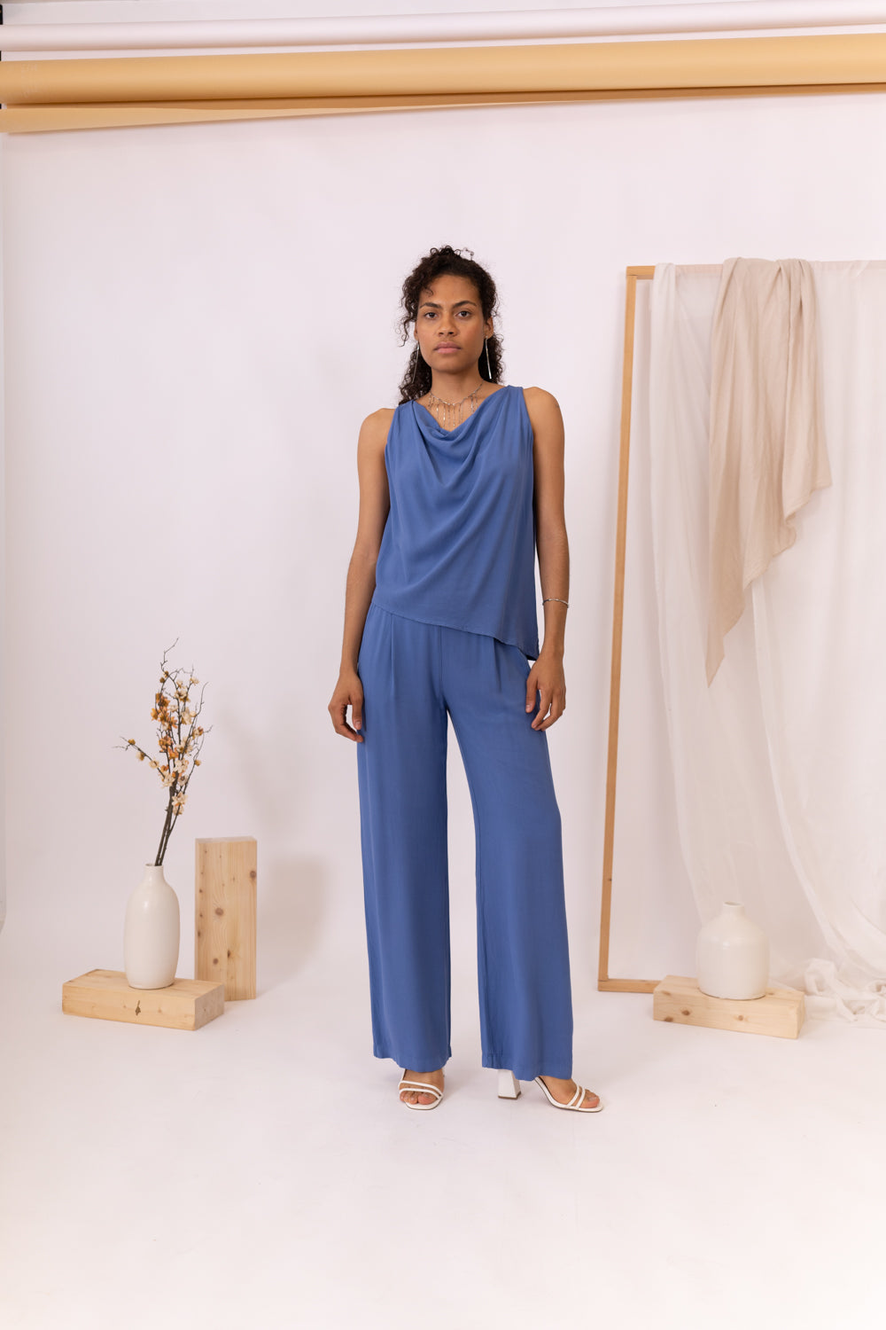 MODELO CON CONJUNTO AZUL GENTLE WAVE