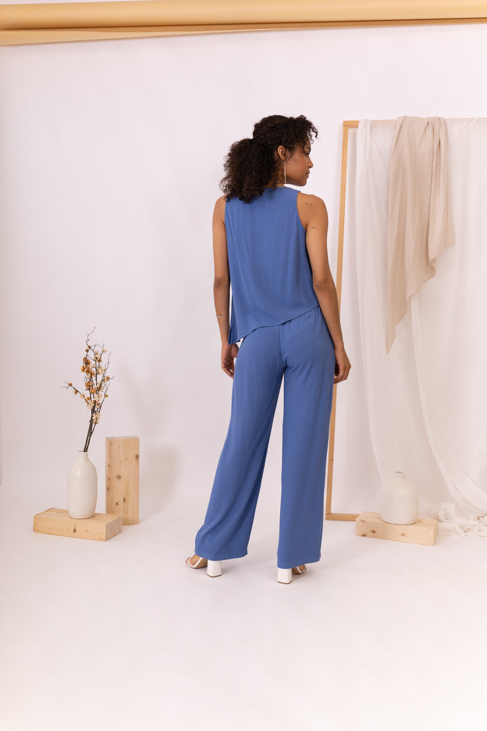 MODELO DE ESPALDAS CON PANTALÓN AZUL GENTLE