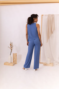 MODELO DE ESPALDAS CON PANTALÓN AZUL GENTLE