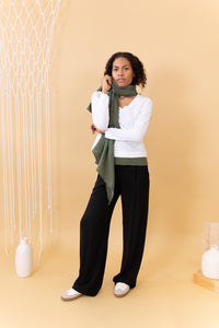 MODELO CON PANTALÓN NEGRO GENTLE