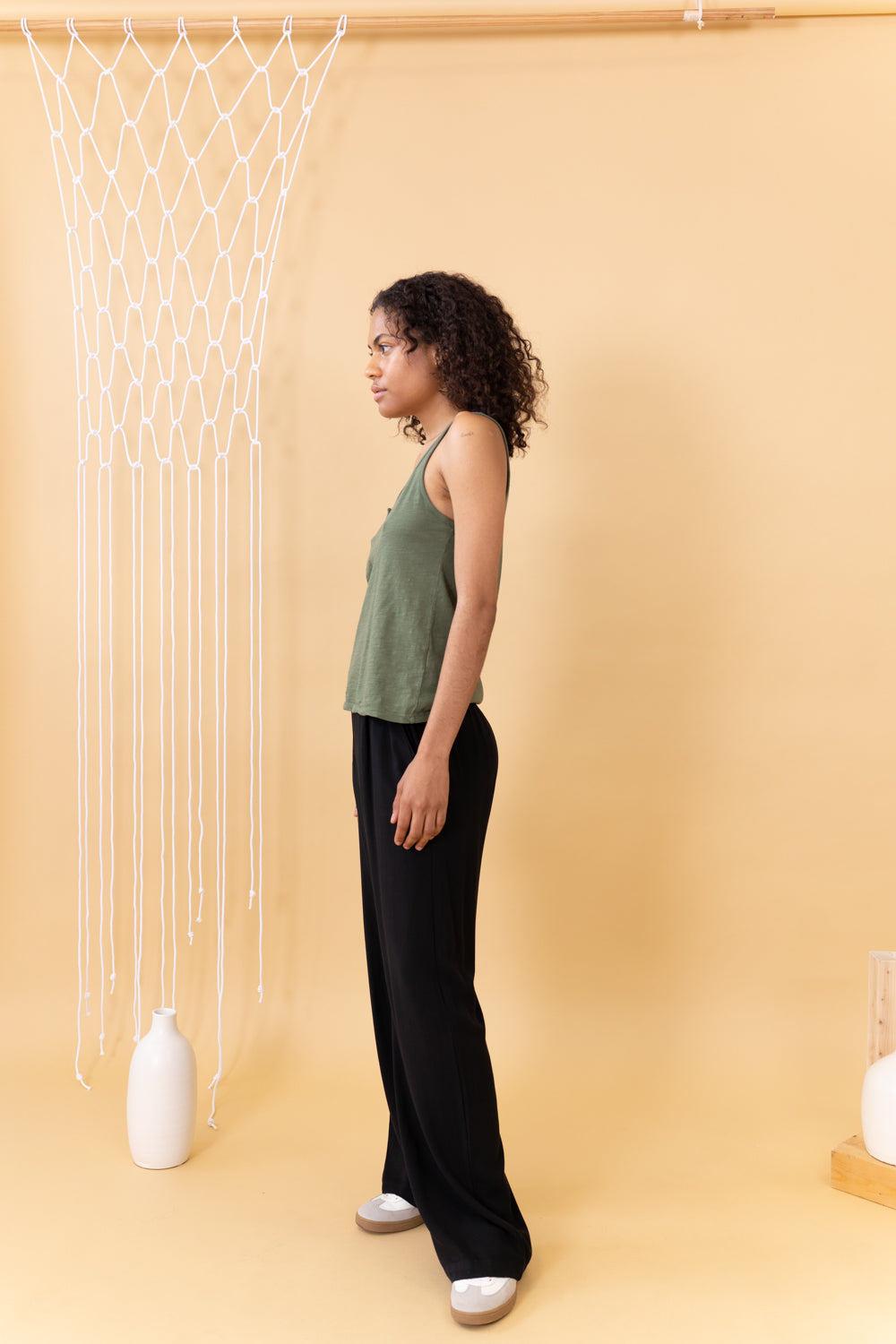 MODELO DE LADO CON PANTALÓN GENTLE NEGRO