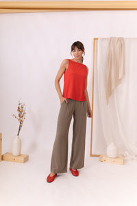 MODELO CON PANTALONES TAUPE 