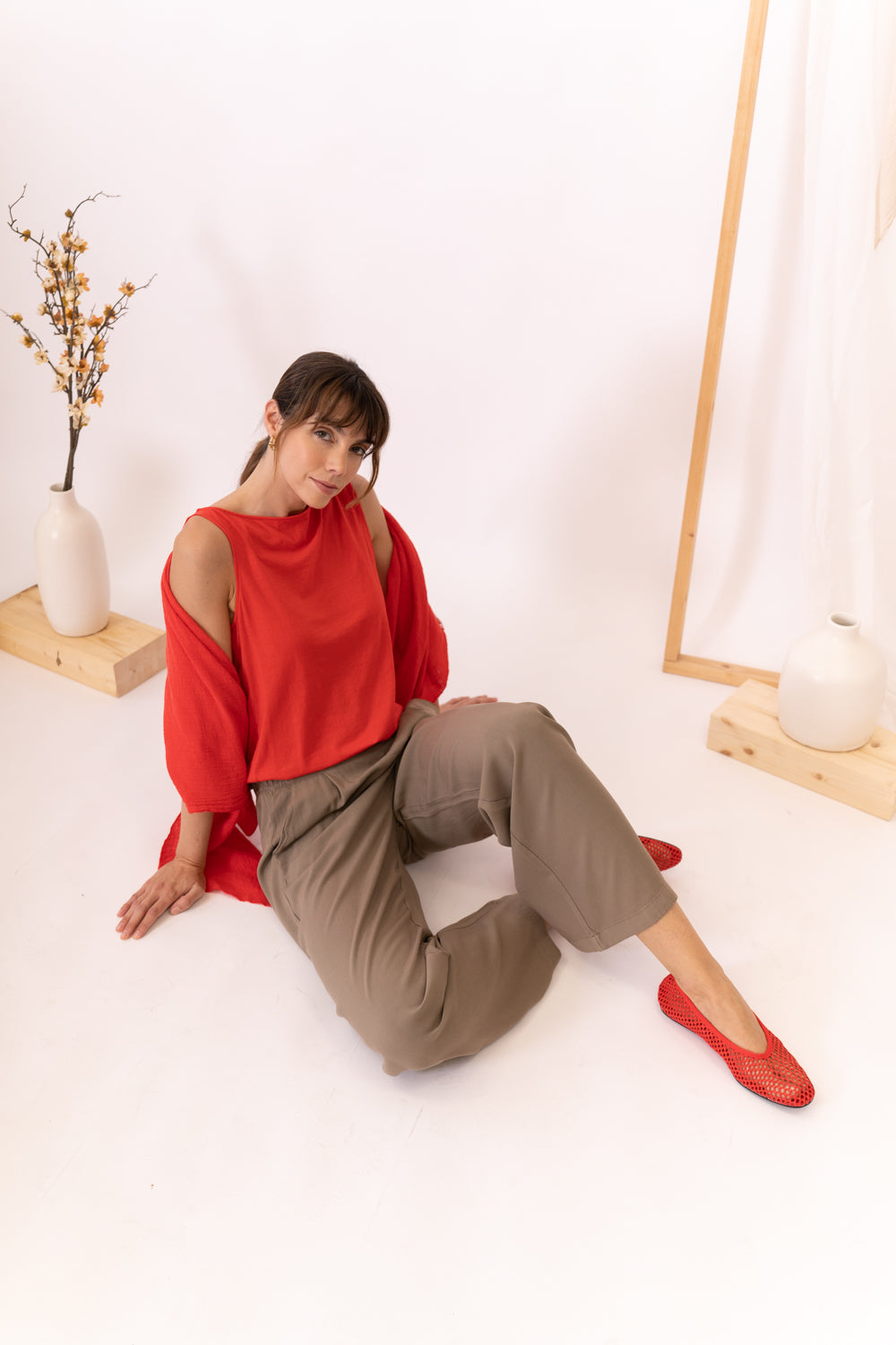 MODELO CON PANTALONES TAUPE