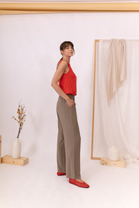 MODELO DE LADO CON PANTALONES TAUPE GENTLE