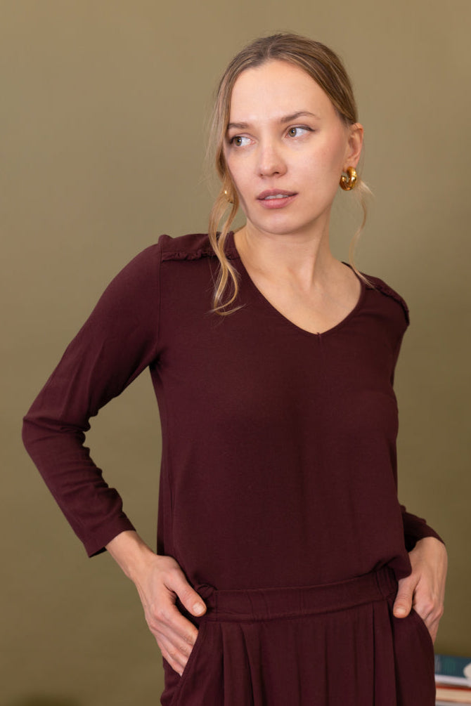 BLUSA ESCOTE PICO VOLANTE