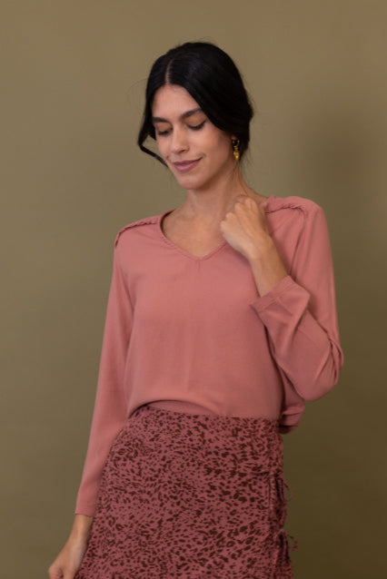 BLUSA ESCOTE PICO VOLANTE