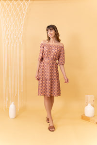 MUJER CON VESTIDO ESTAMPADO CORAL