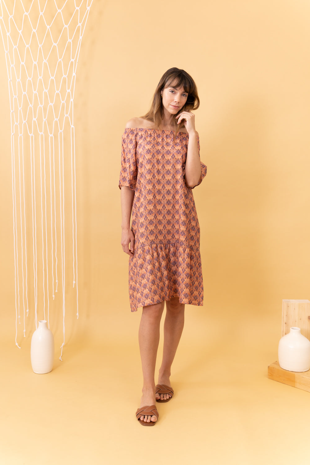 MUJER CON VESTIDO FLUIDO ESTAMPADO