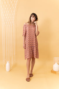 MUJER CON VESTIDO FLUIDO ESTAMPADO