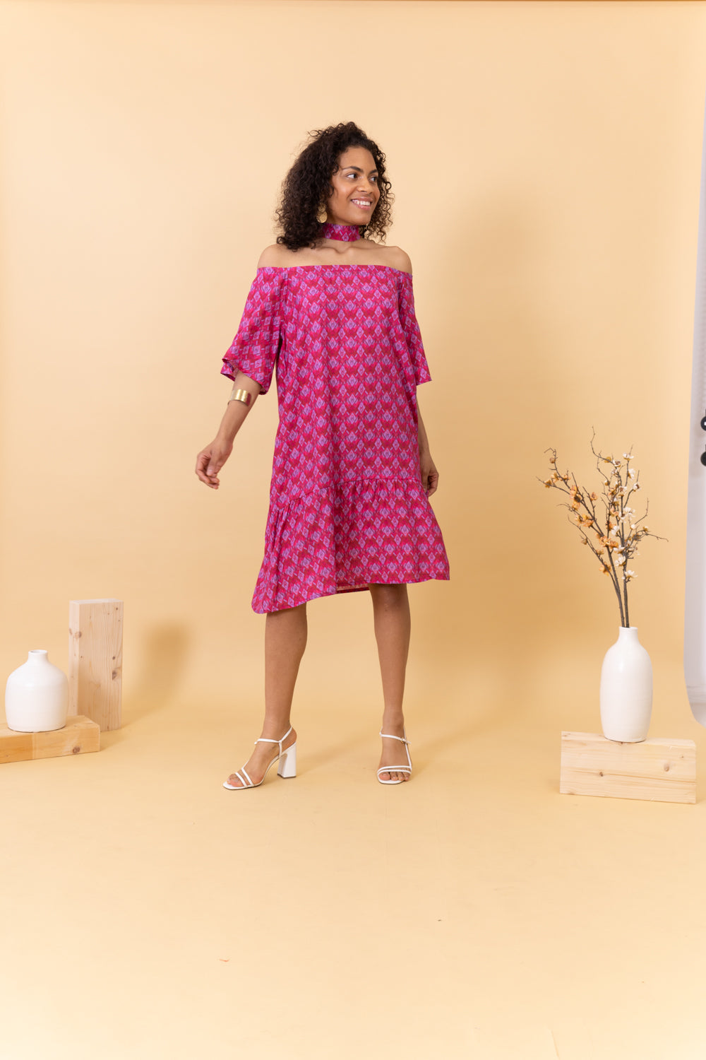 MUJER CON VESTIDO FUCSIA ESTAMPADO