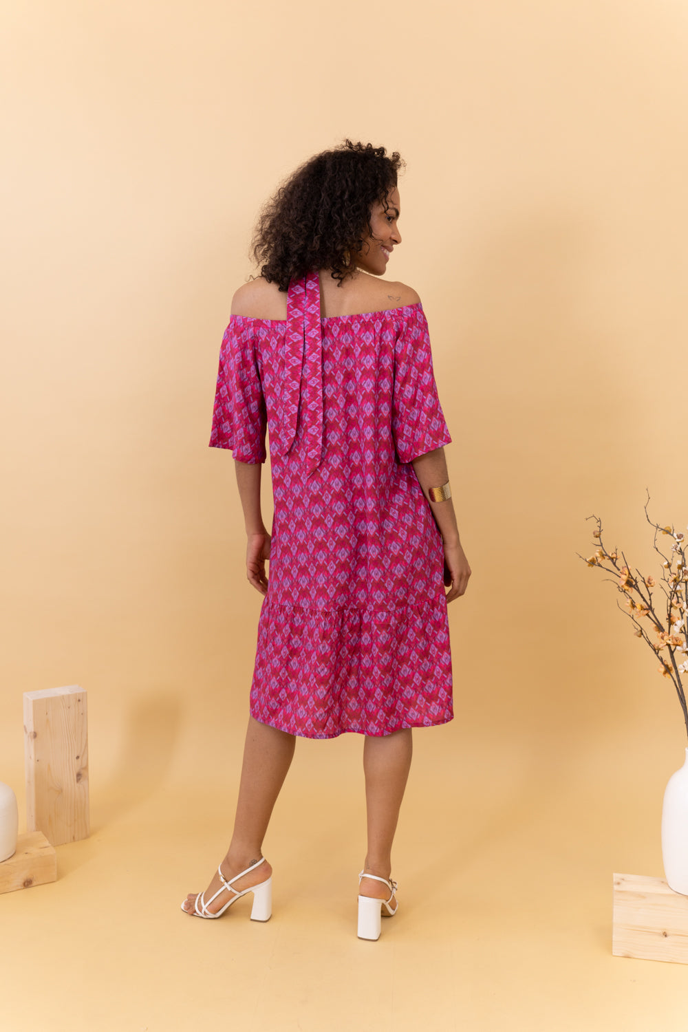 MUJER CON VESTIDO FUCSIA ESTAMPADO