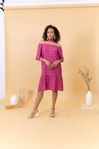 MUJER CON VESTIDO ELEGANTE ESTAMPADO