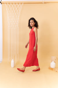 MODELO DE LADO CON VESTIDO ROJO INFINITY