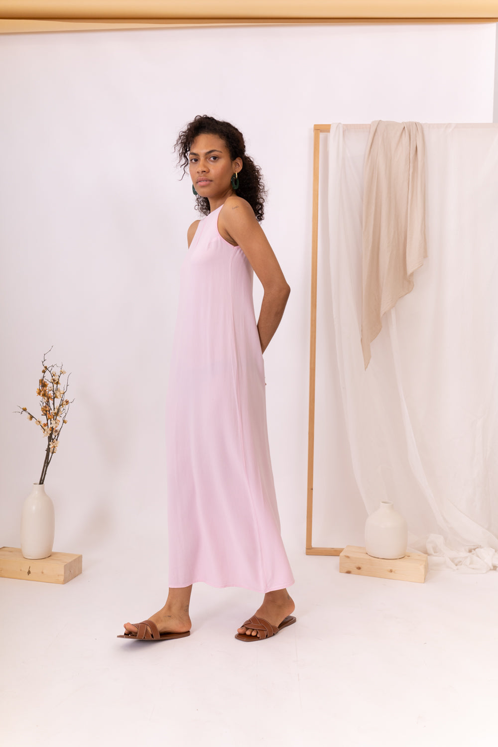 MODELO LATERAL VESTIDO ROSA INFINITY