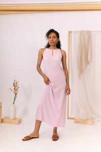 MODELO DE FRENTE VESTIDO ROSA